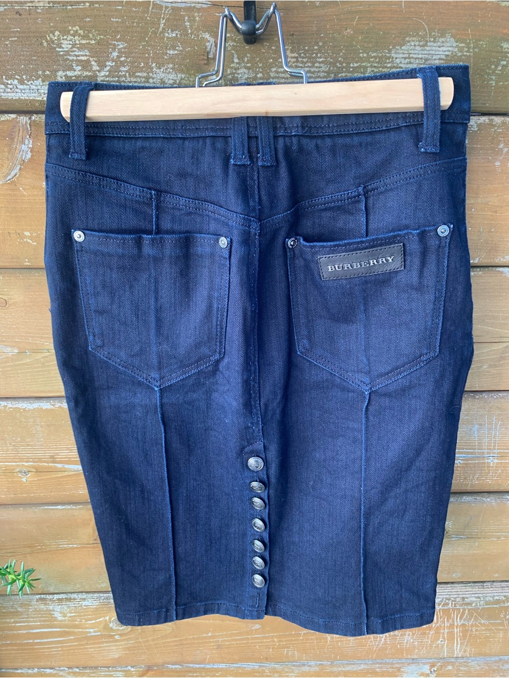 Vtg-2YK-Burberry Dark Wash Denim Pencil Skirt Metallic Logo Patch Size 26"